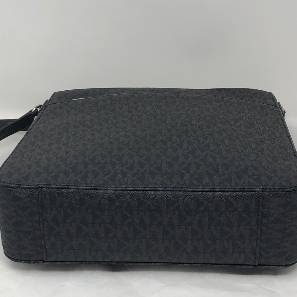 NWT Michael Kors LG messenger crossbody - Picture 4 of 6